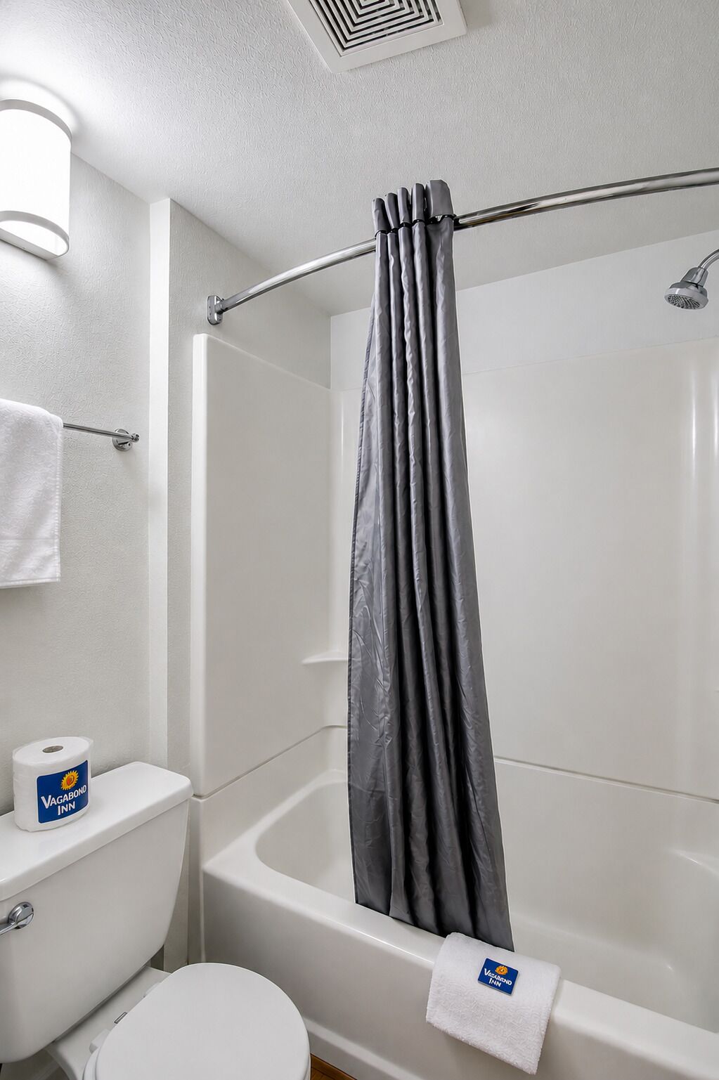 Combined shower/bathtub, towels