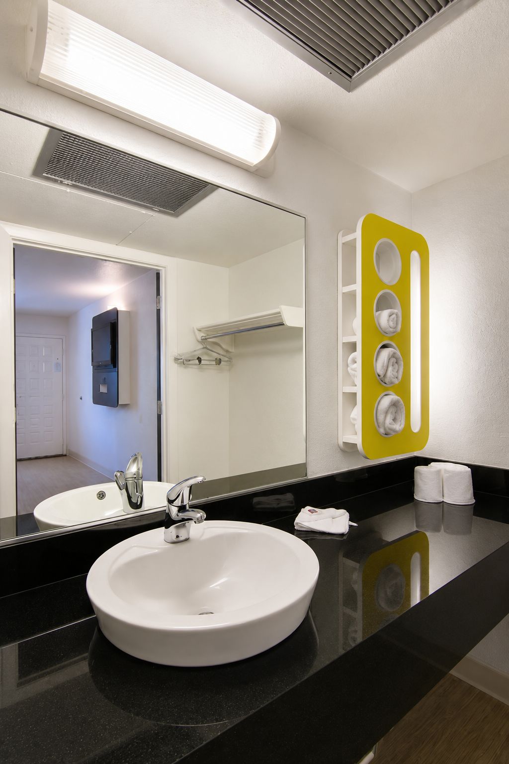Combined shower/tub, towels