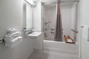 Combined shower/tub, towels - Motel 6 Carpinteria, CA - Santa Barbara - South (Carpinteria)
