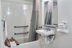 Tina con regadera y toallas