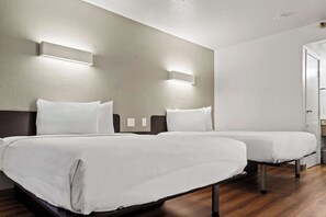 Een bureau, gratis wifi, beddengoed