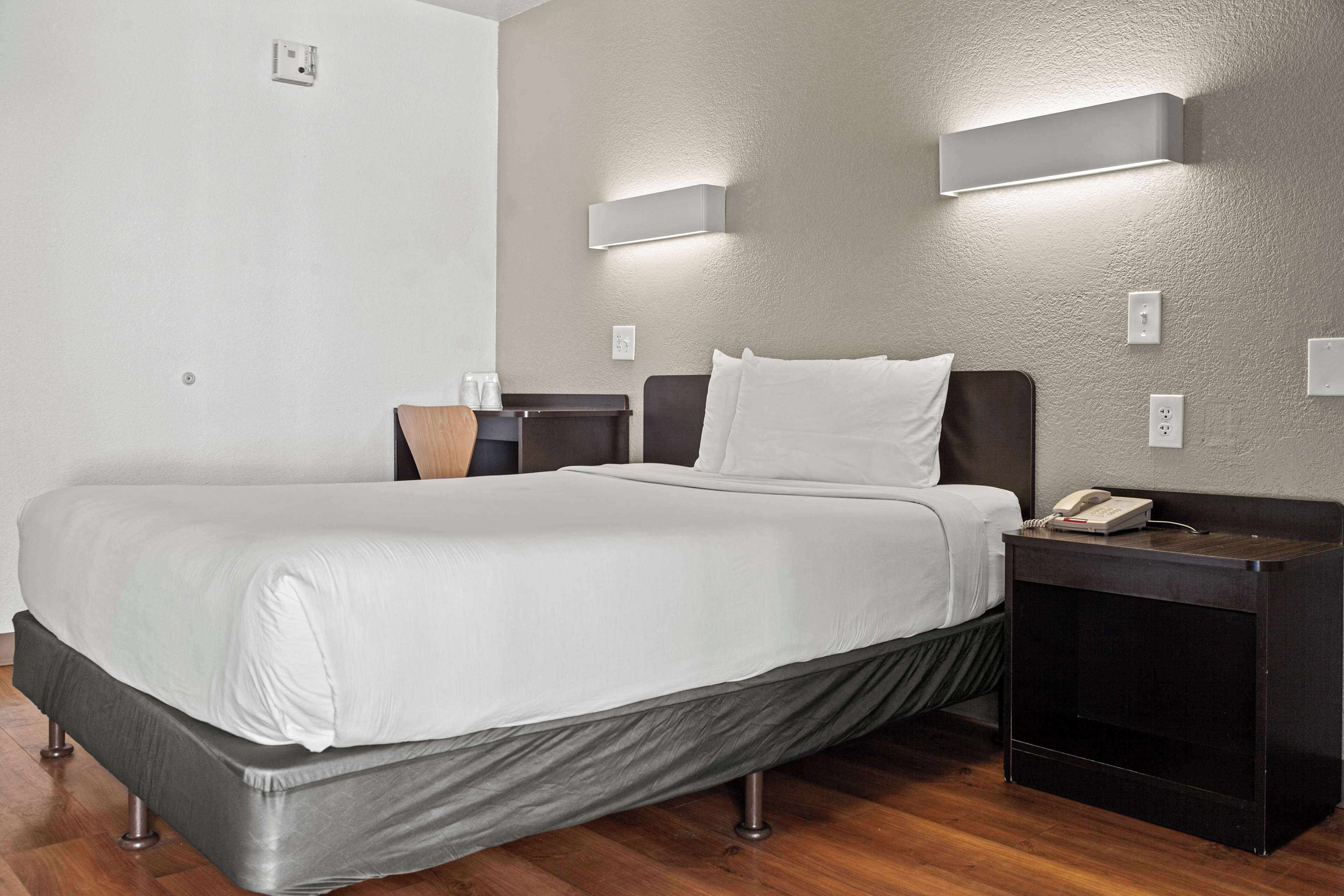 Escritorio, wifi gratis y ropa de cama 