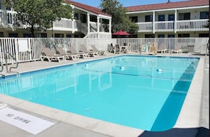 Alberca al aire libre y sombrillas en la alberca