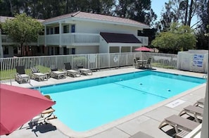 Alberca al aire libre y sombrillas en la alberca