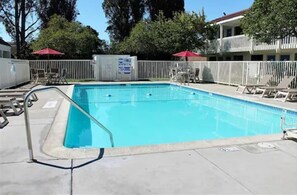 Una piscina al aire libre (de 09:00 a 21:00), sombrillas