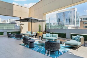 Serves breakfast and lunch