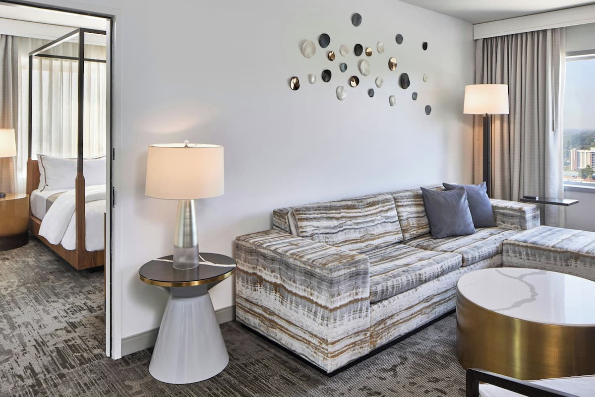Executive-Suite, 1 Schlafzimmer | Wohnzimmer | 37-Zoll-Flachbildfernseher mit Kabelempfang, Fernseher, Pay-TV