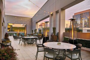 提供早餐和午餐