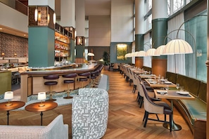 Petit déjeuner et dîner servis sur place, spécialités Cuisine américaine