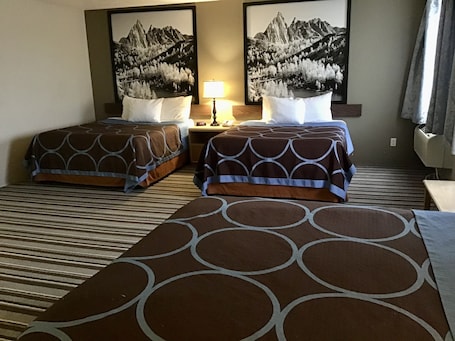 Escritorio, cortinas blackout y tabla de planchar con plancha