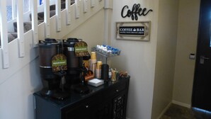 Una estación de café con máquinas de espresso y un letrero que indica barra de café.
