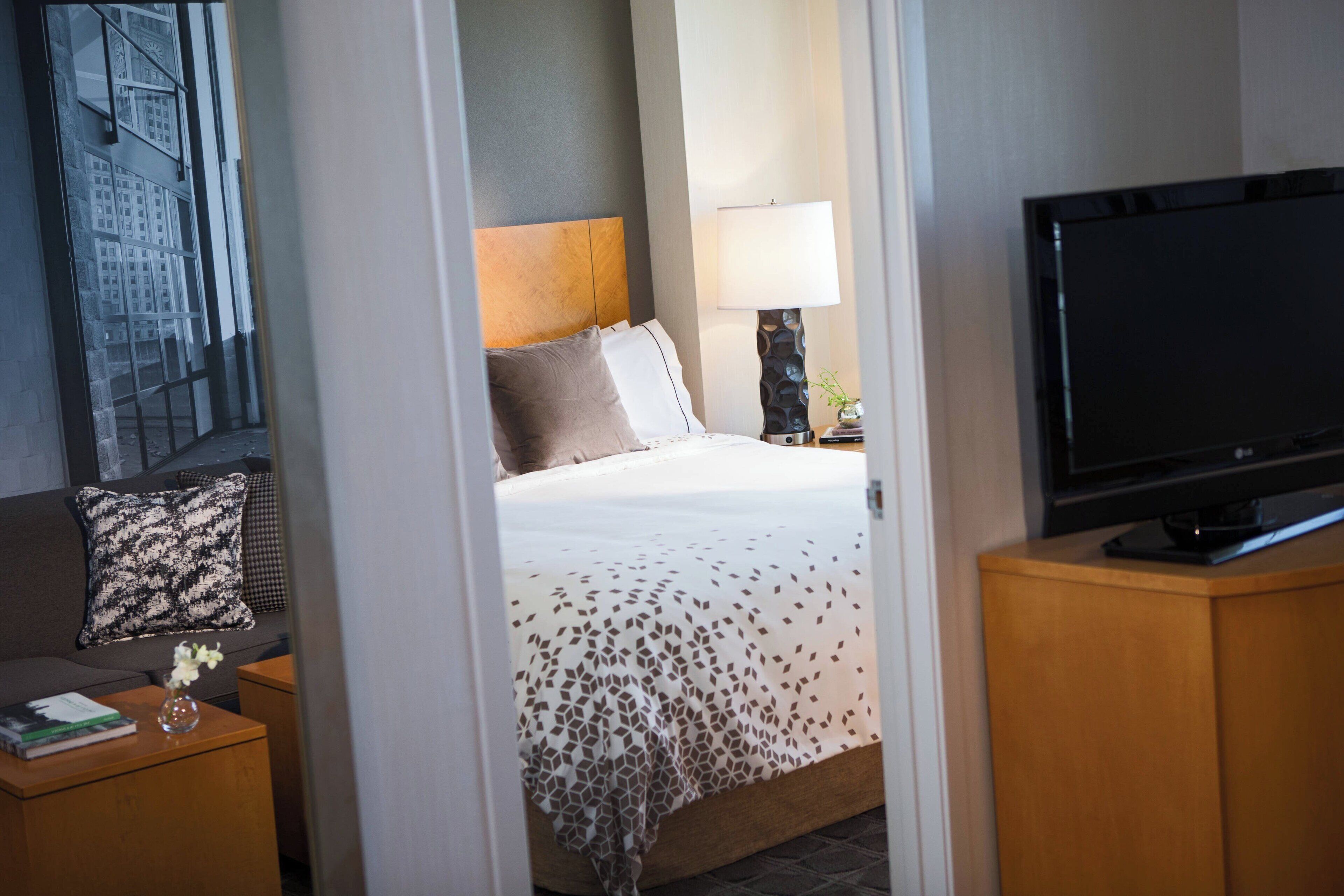 suite, 1 bedroom, non smoking | pillow-top beds, in-room safe, desk, soundproofing