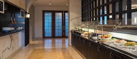 2 restaurantes, se sirven desayunos, comidas, cenas y cocina americana