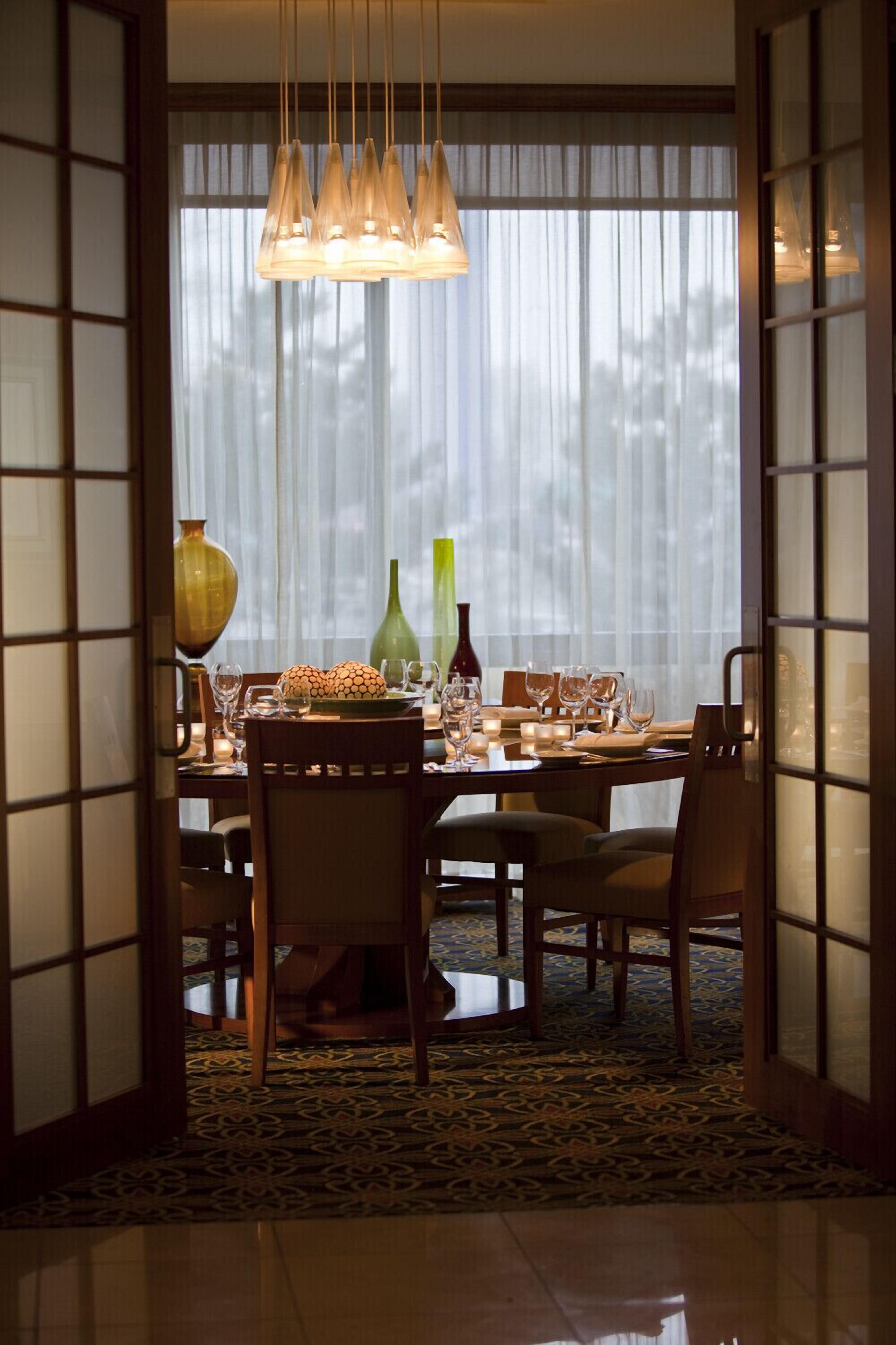 2 restaurants, breakfast, lunch, dinner served; american cuisine