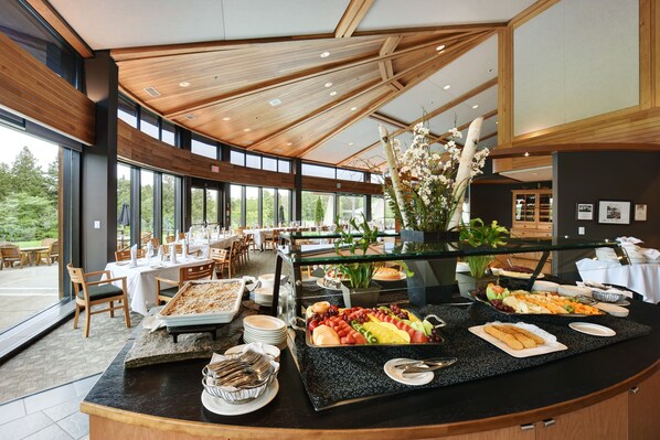 Petit déjeuner buffet servi tous les jours en supplément