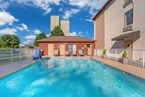 Piscine extérieure en saison