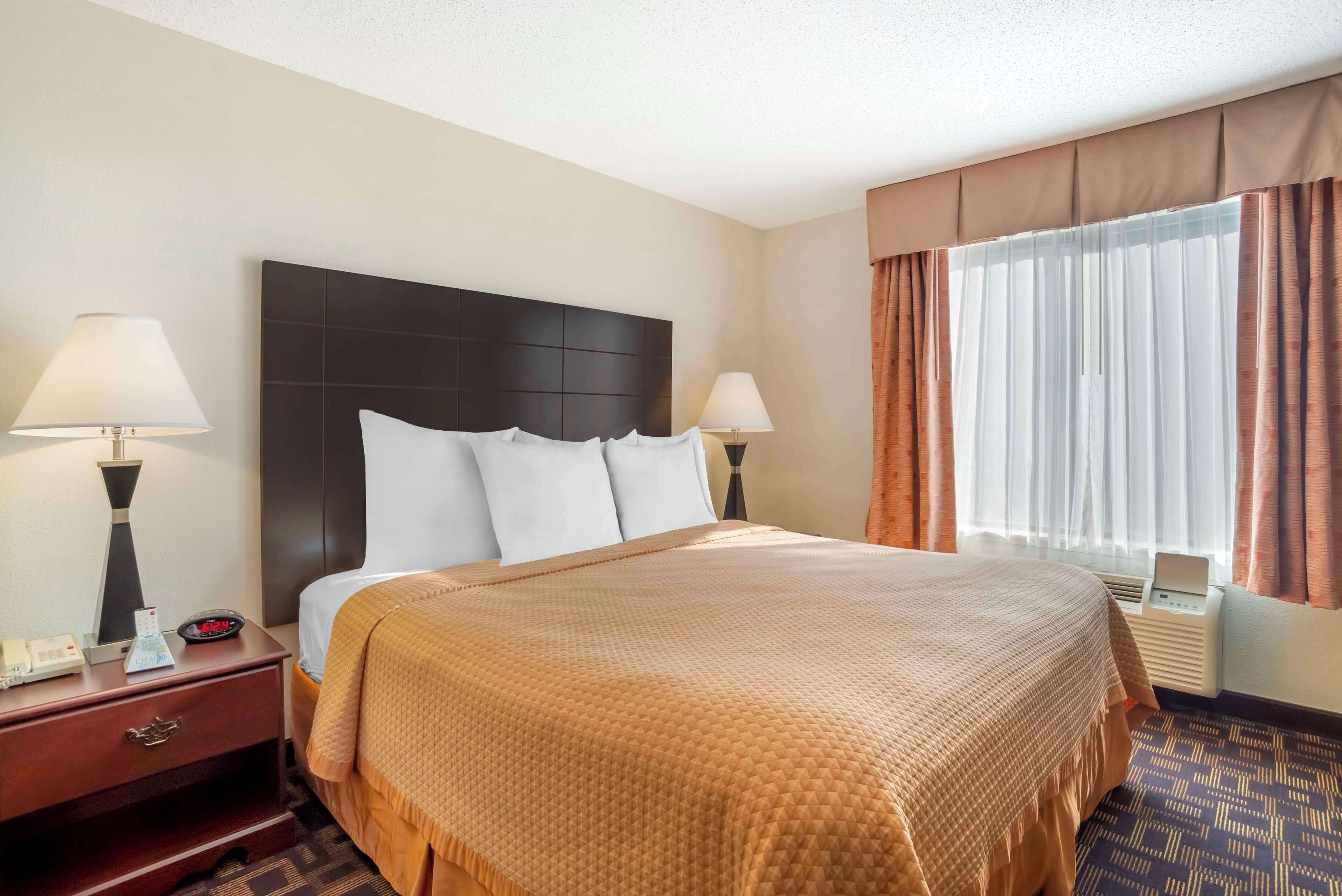 standard room, 1 king bed, non smoking, microwave | 1 bedroom, in-room safe, desk, blackout curtains