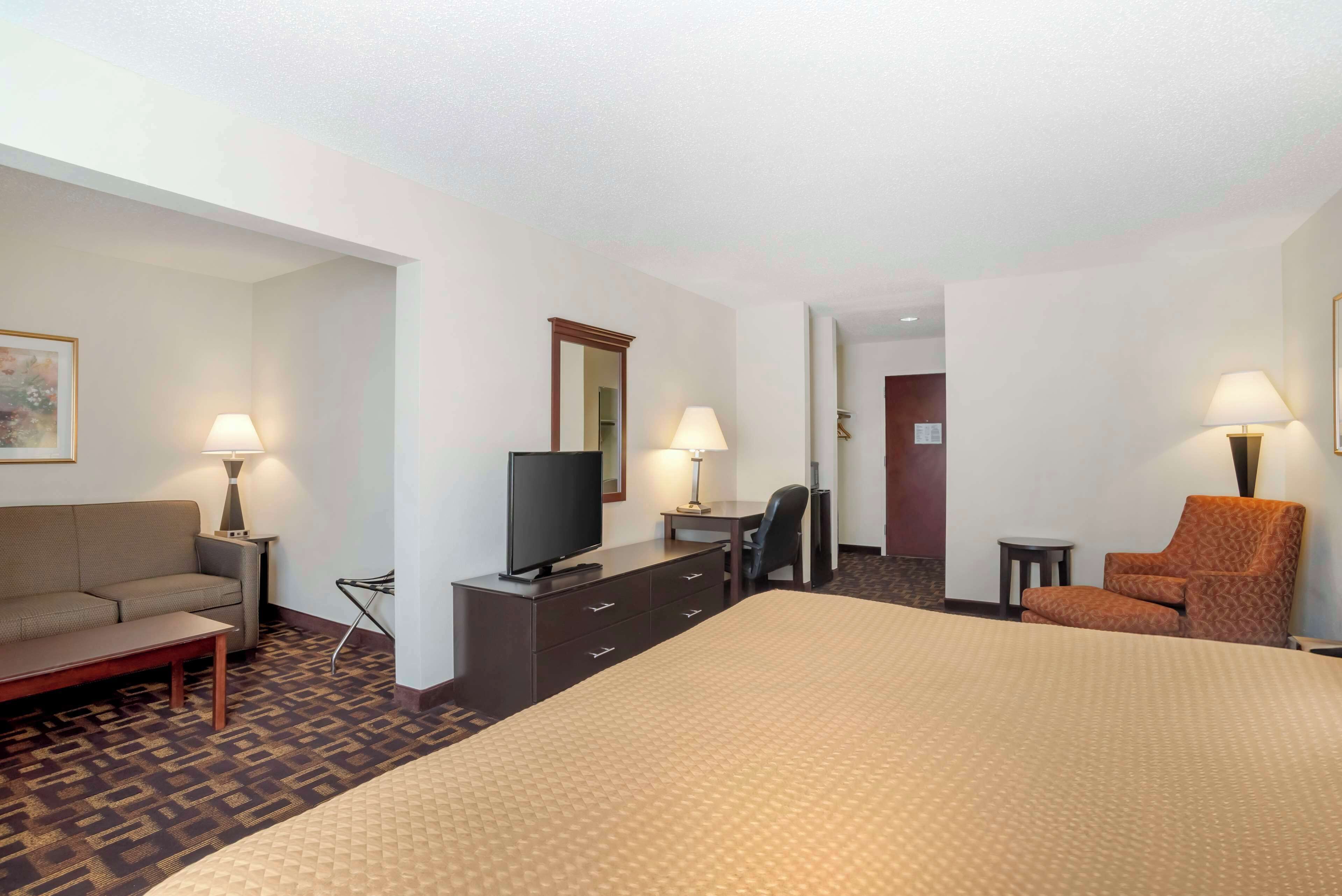 standard room, 1 king bed, non smoking, microwave | 1 bedroom, in-room safe, desk, blackout curtains