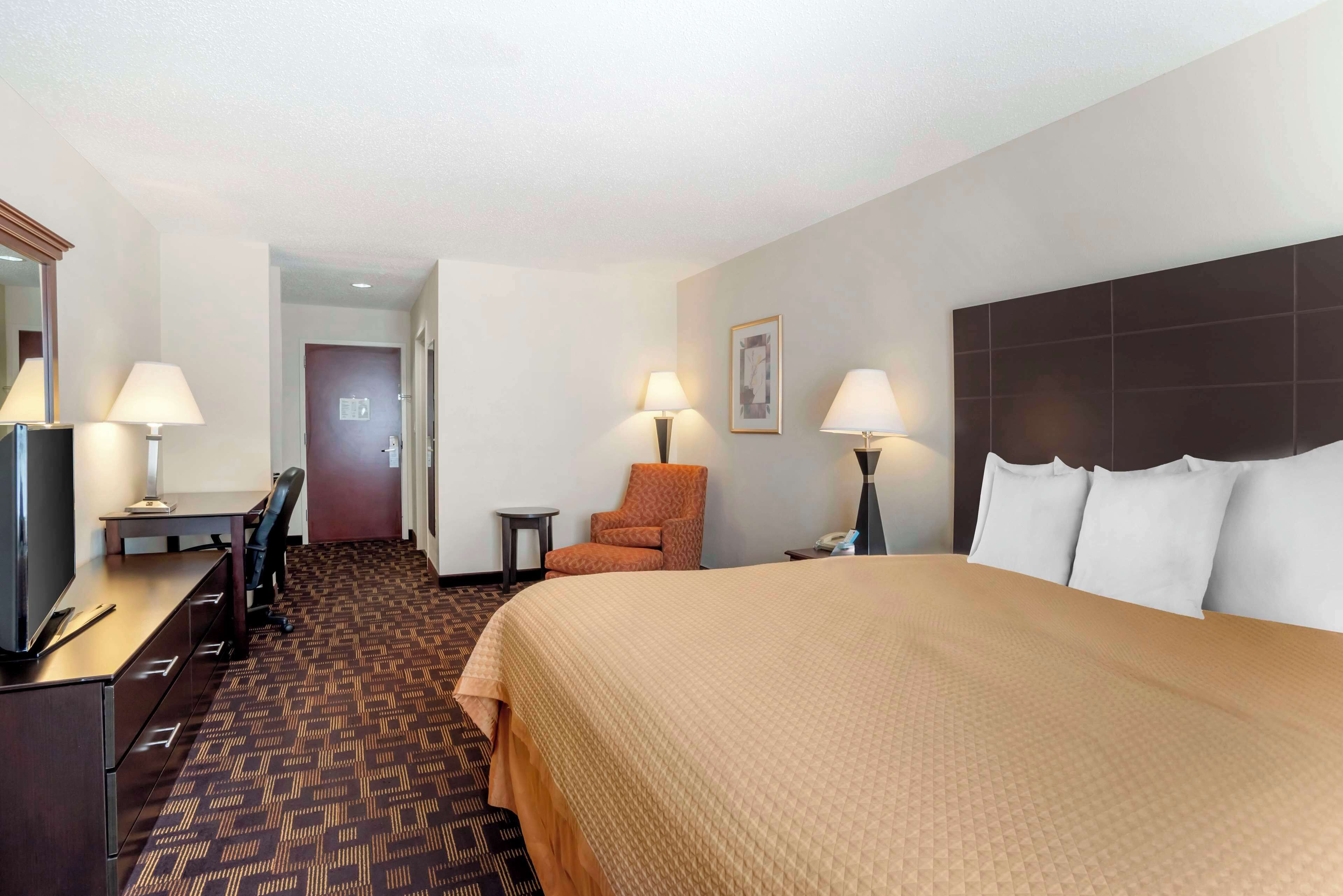 standard room, 1 king bed, non smoking, microwave | 1 bedroom, in-room safe, desk, blackout curtains