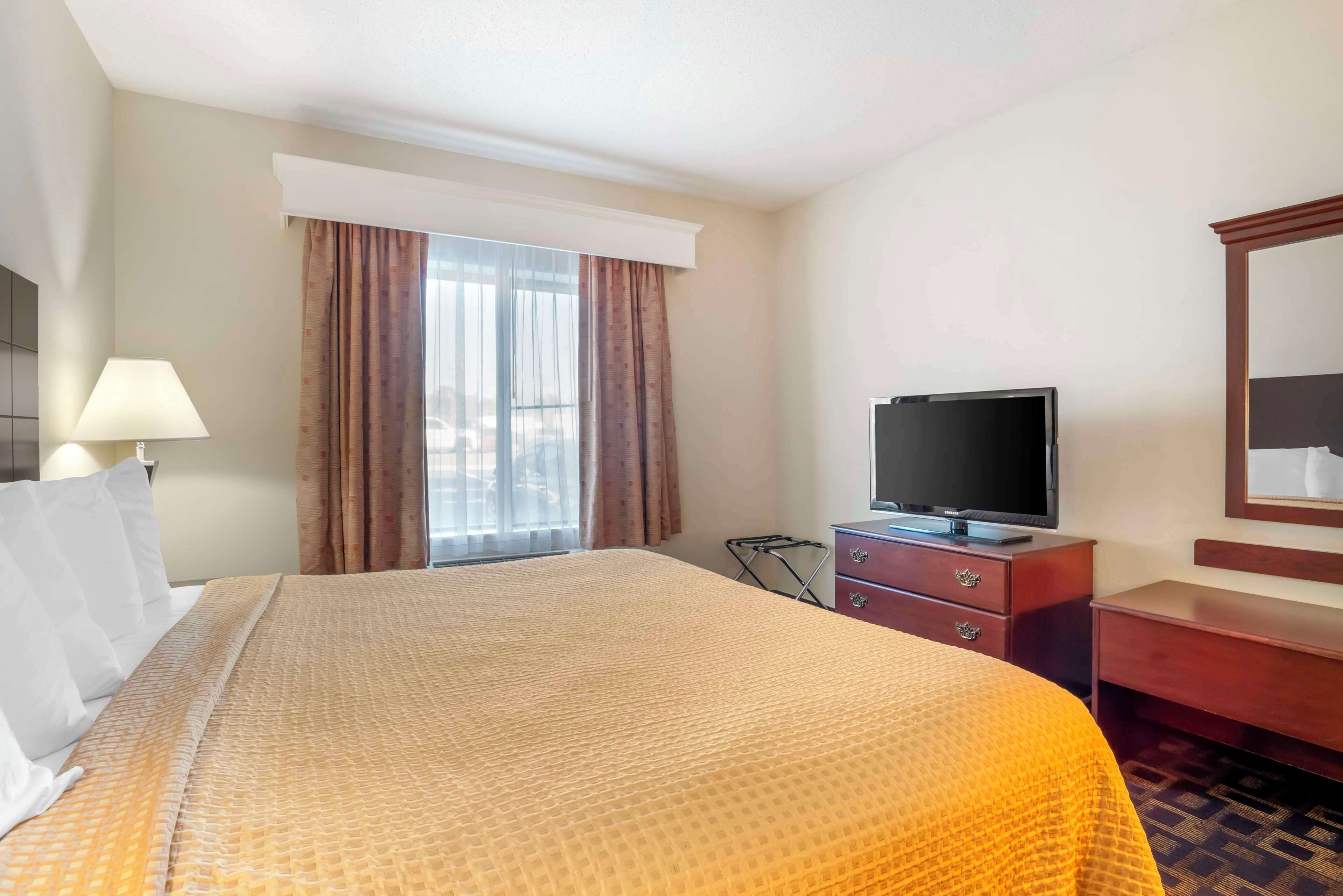 1 bedroom, in-room safe, desk, blackout curtains