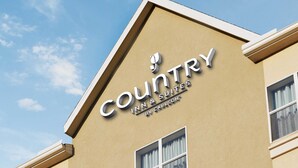 A building with a sign that reads "Country Inn & Suites by Carlson." - Country Inn & Suites by Radisson, Buford at Mall of Georgia, GA (Buford)