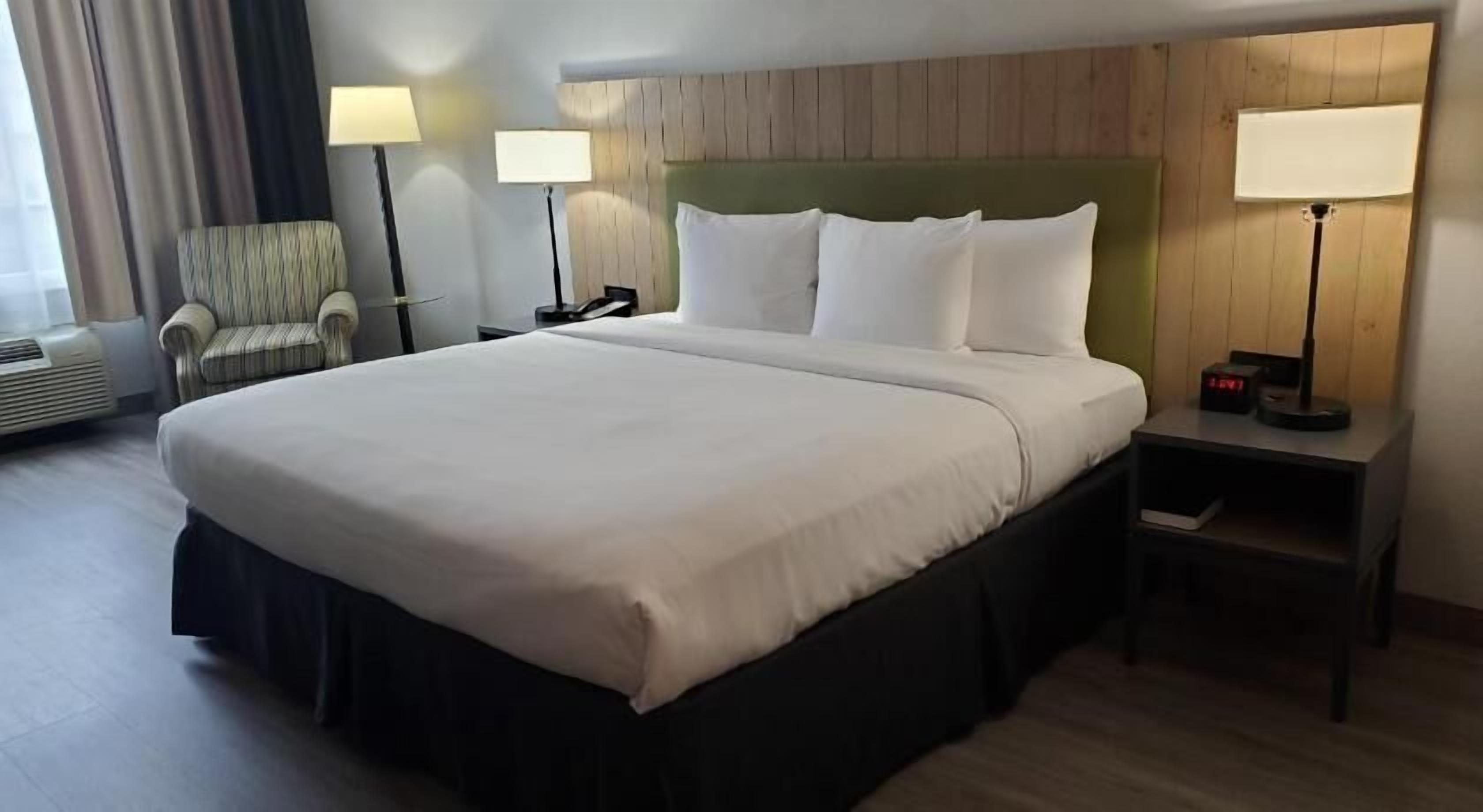 Down comforters, in-room safe, desk, blackout drapes