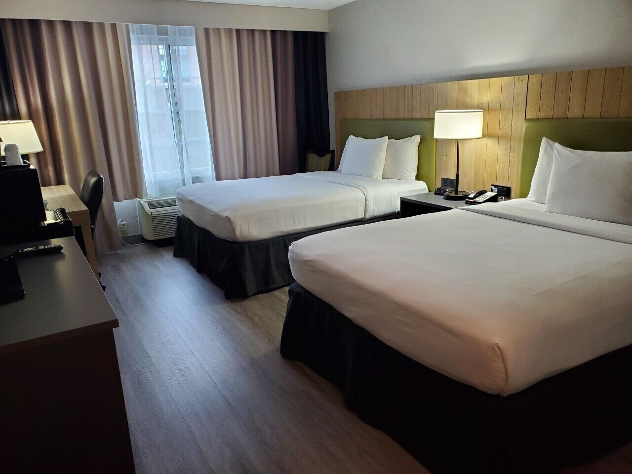 Down comforters, in-room safe, desk, blackout drapes