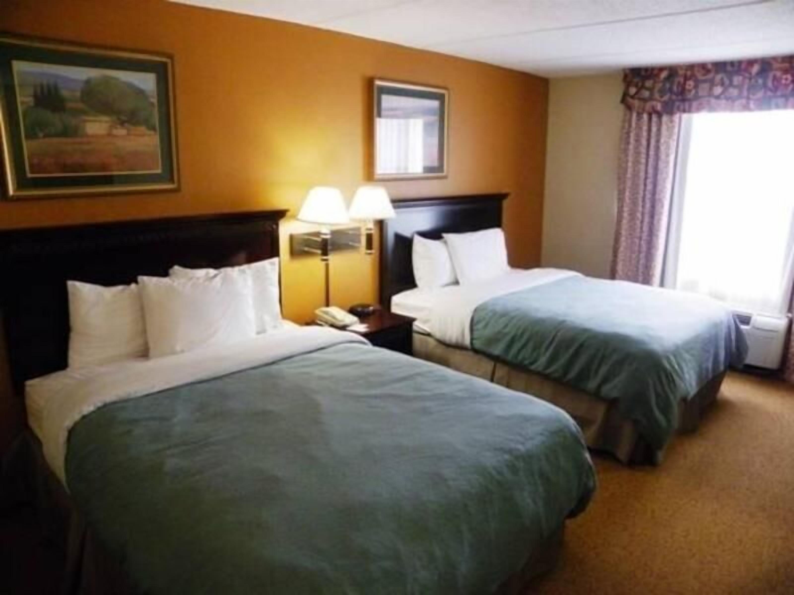 Down comforters, in-room safe, desk, blackout drapes