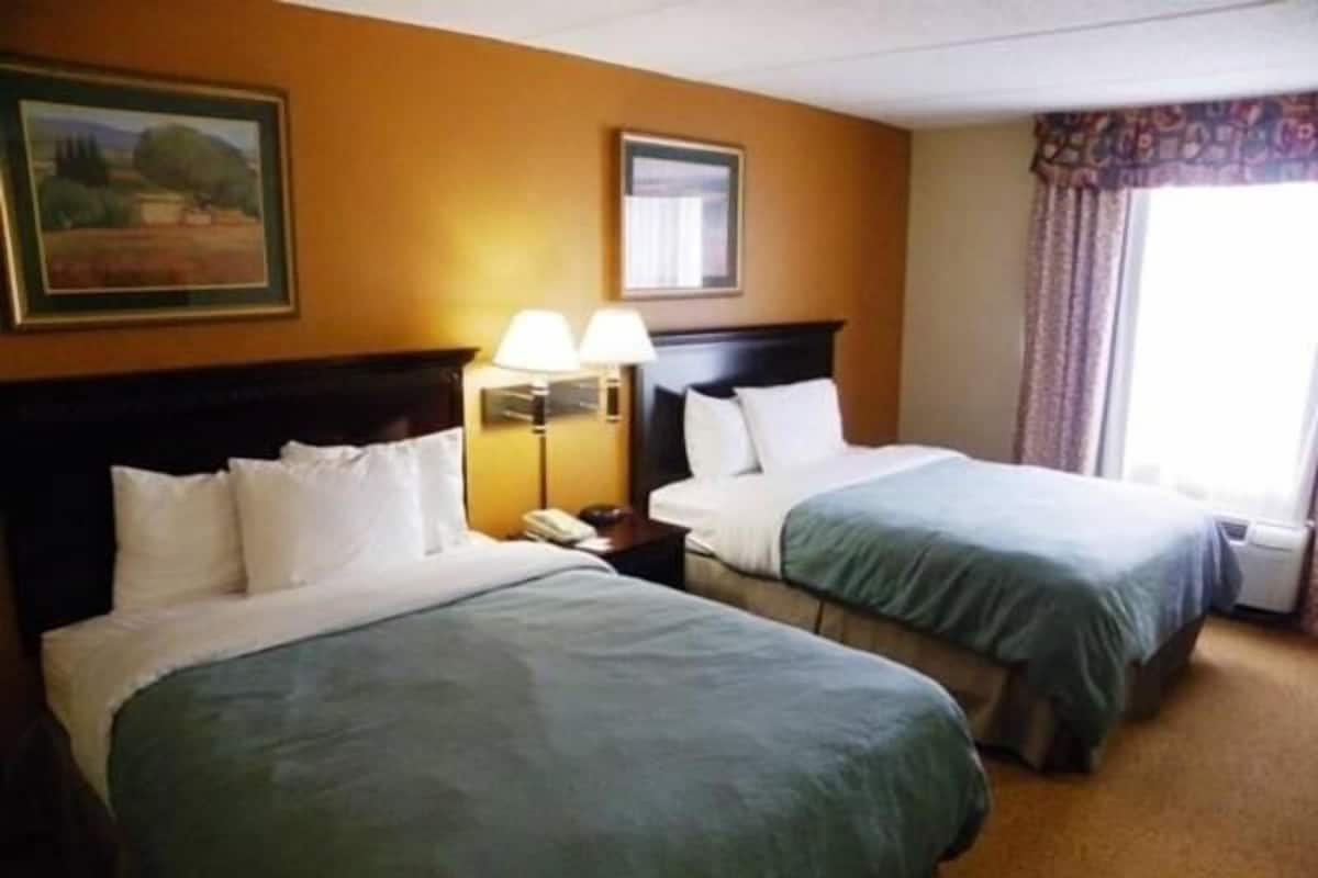 Down comforters, in-room safe, desk, blackout drapes