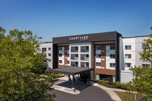 Guests enter through a covered walkway to the main entrance of this hotel.
