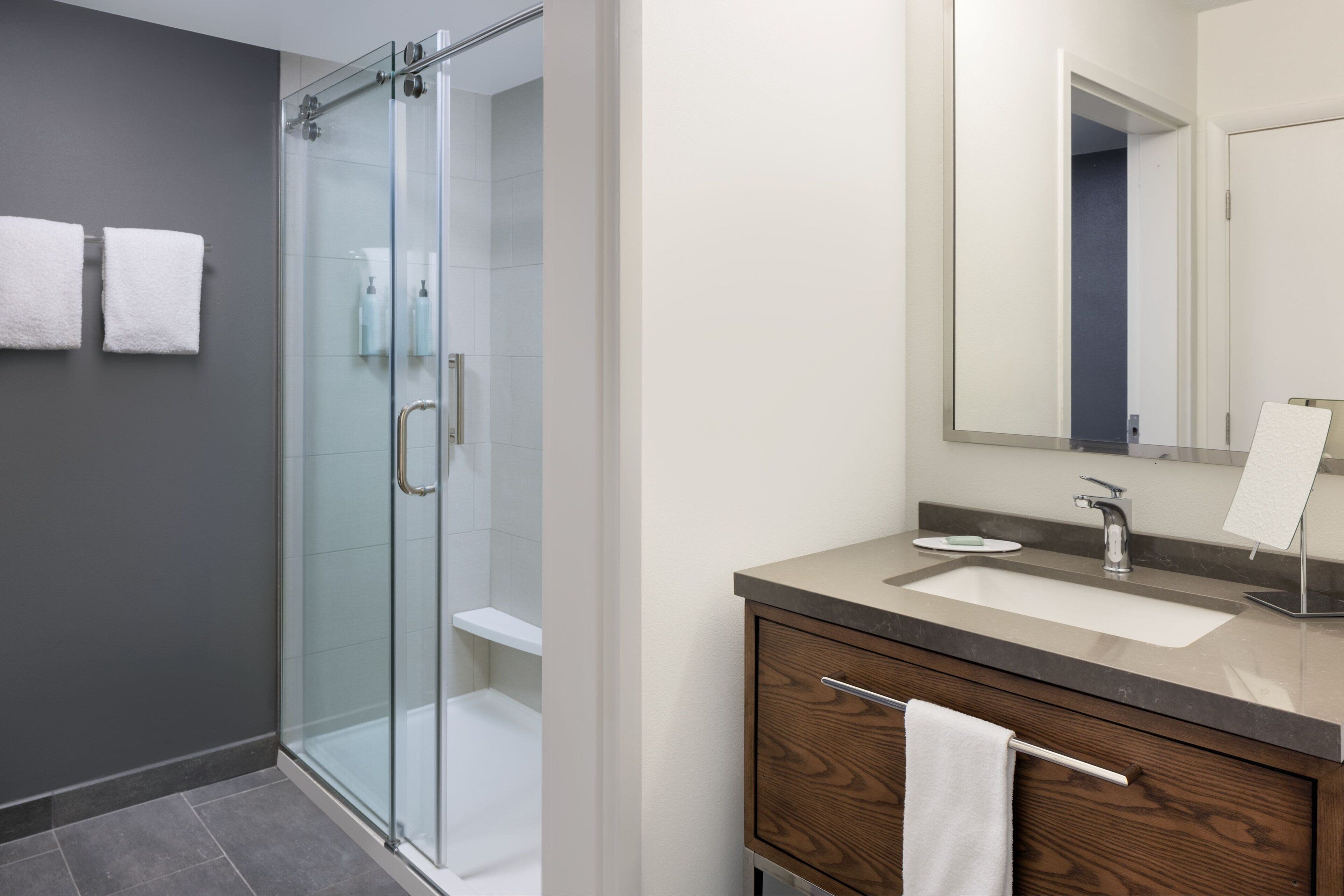 مستلزمات مجانية للعناية الشخصية، مجففات شعر، مناشف، صابون