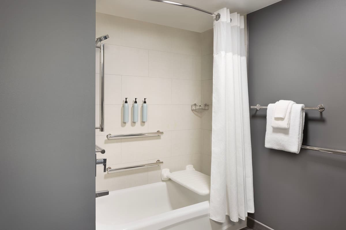 Amenidades de baño gratuitas, secadora de cabello, toallas, jabón