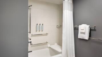 Ein modernes Badezimmer mit Badewanne, Dusche und Handtuchhalter.