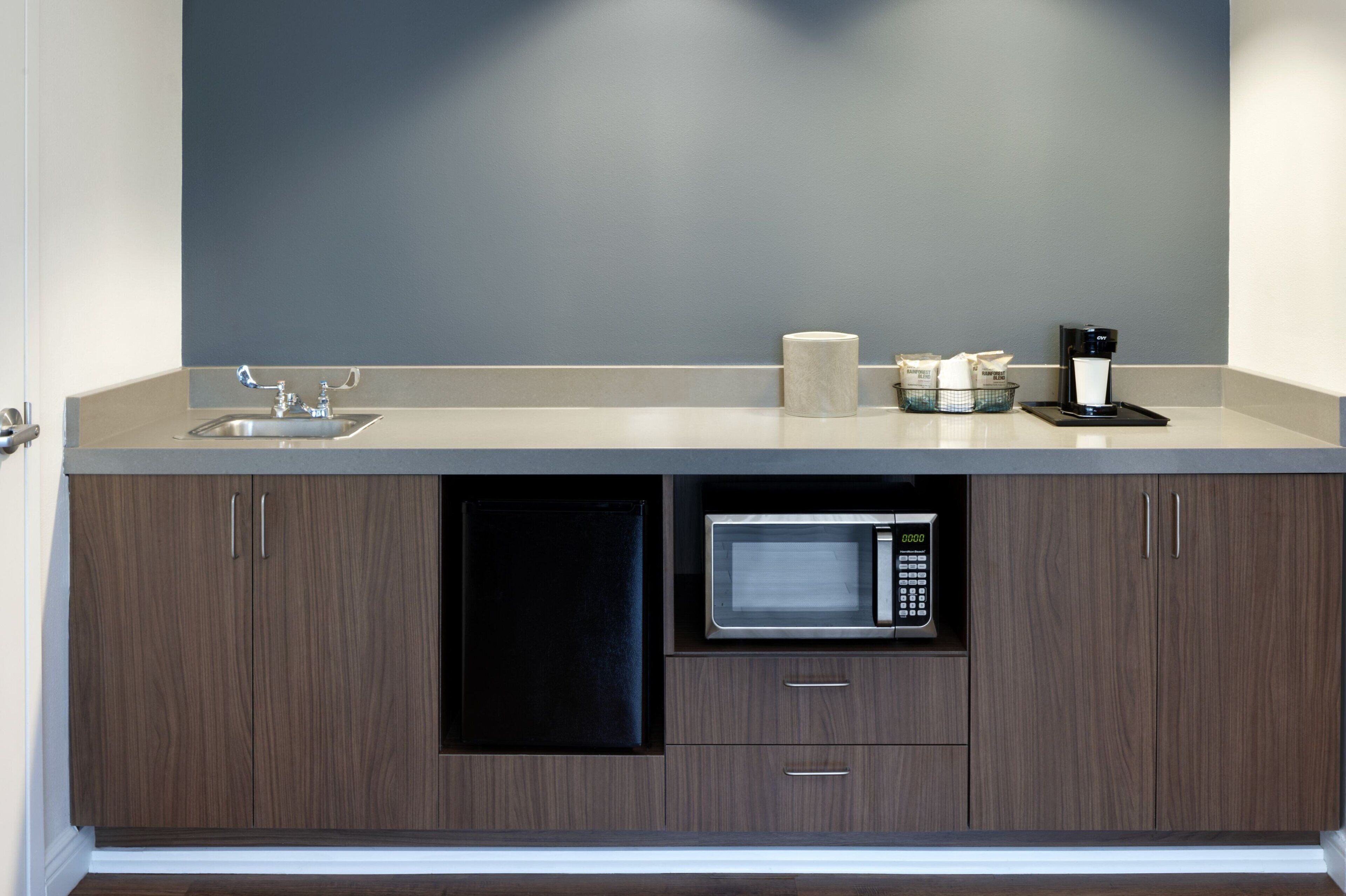 fridge, coffee/tea maker