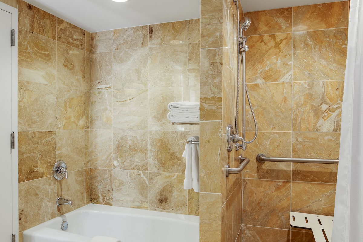 standard room, 1 king bed, accessible, harbour view | bathroom | shower, designer toiletries, hair dryer, dressing gowns