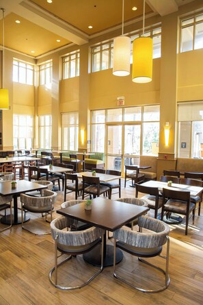 Breakfast and dinner served, golf course views - Hilton Garden Inn Los Angeles Montebello (Montebello)