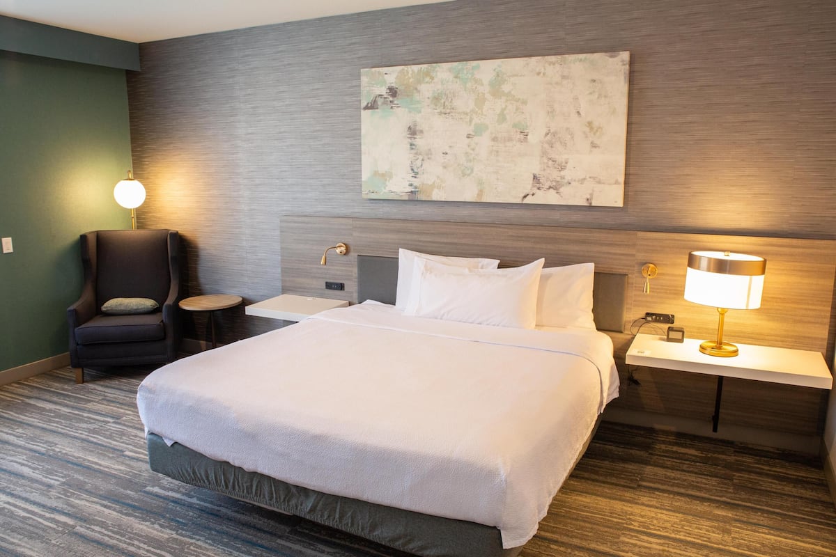 Habitación, 1 cama King size, para no fumadores | Ropa de cama hipoalergénica y edredón