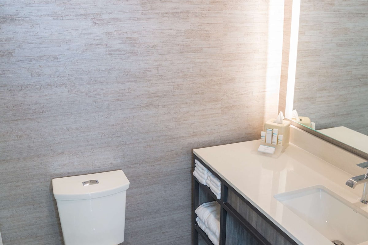 designer toiletries, towels