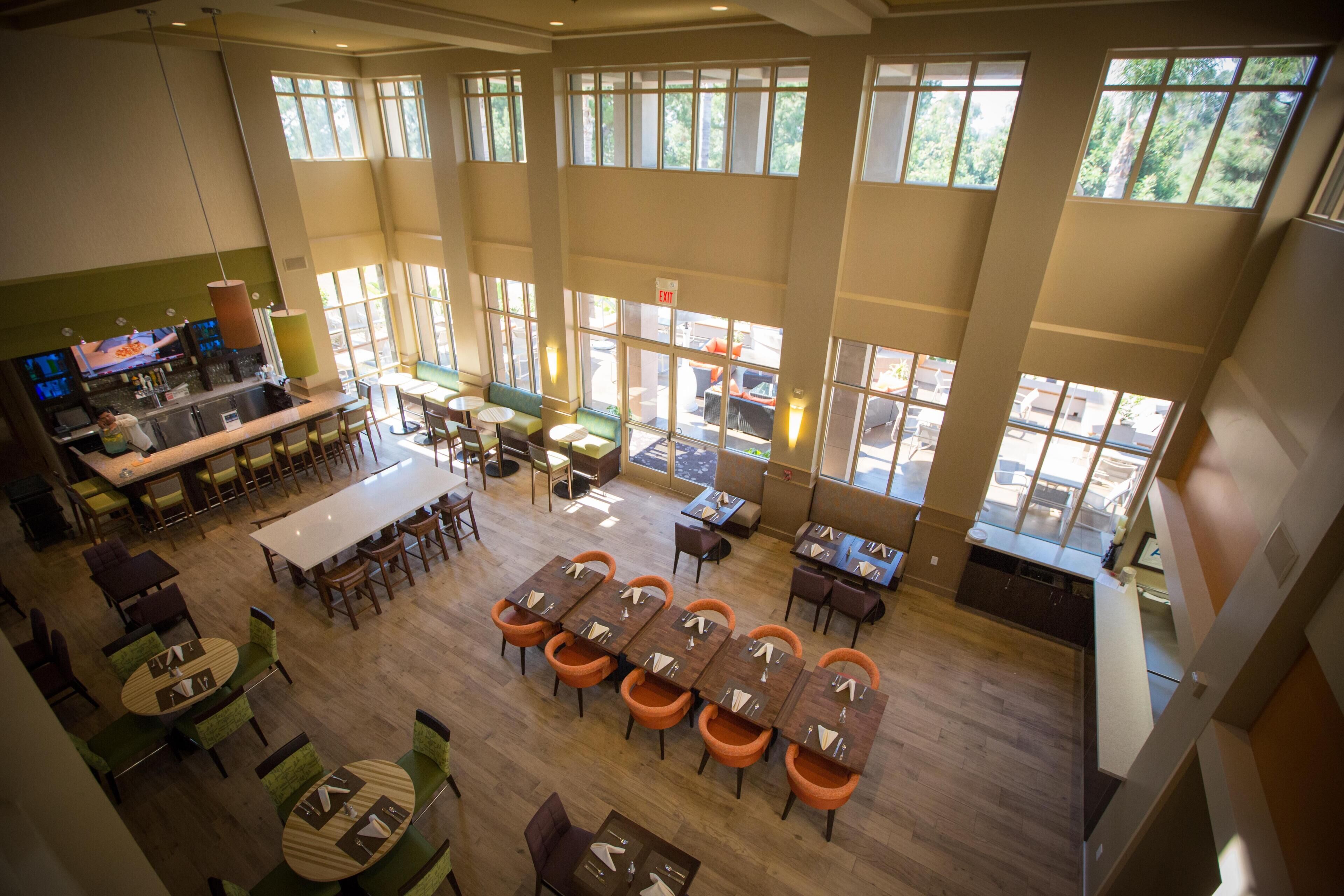 Serviço de café da manhã e jantar, vistas para o campo de golfe 