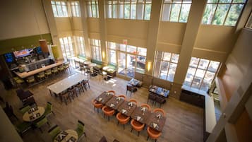 Serviço de café da manhã e jantar, vistas para o campo de golfe