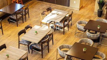 Breakfast and dinner served, golf course views