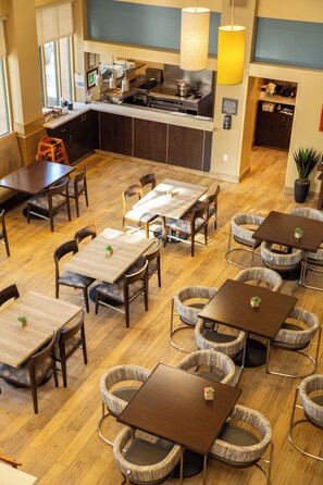 供应早餐和晚餐，高尔夫球场景观