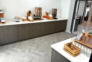 Free buffet breakfast - La Quinta Inn & Suites by Wyndham Bessemer (Bessemer)