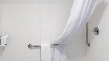 Combined shower/tub, hair dryer, towels