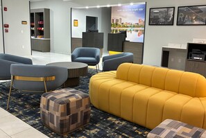 Lobby - La Quinta Inn & Suites by Wyndham Bessemer (Bessemer)