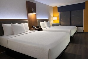 客房内保险箱、办公桌、熨斗/熨衣板、免费婴儿床