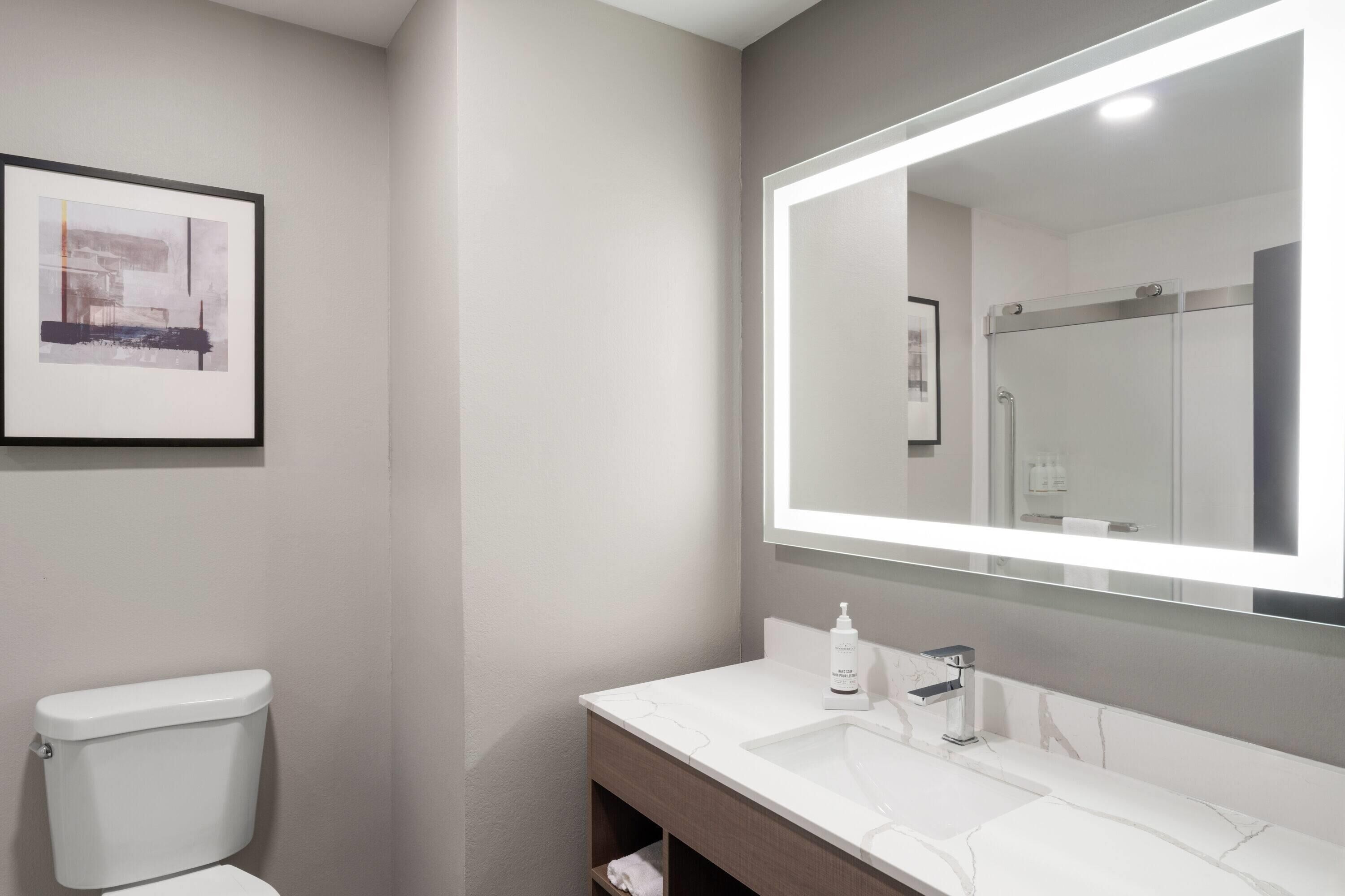Combined shower/tub, hair dryer, towels