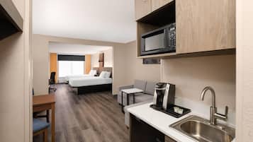 Suite monolocale, 2 letti queen, non fumatori | Una cassaforte in camera, una scrivania, ferro/asse da stiro