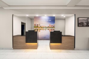Lobby - La Quinta Inn & Suites by Wyndham Bessemer (Bessemer)
