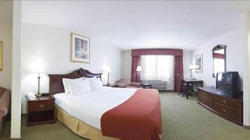 Bureau, rideaux occultants, fer et planche Ă repasser